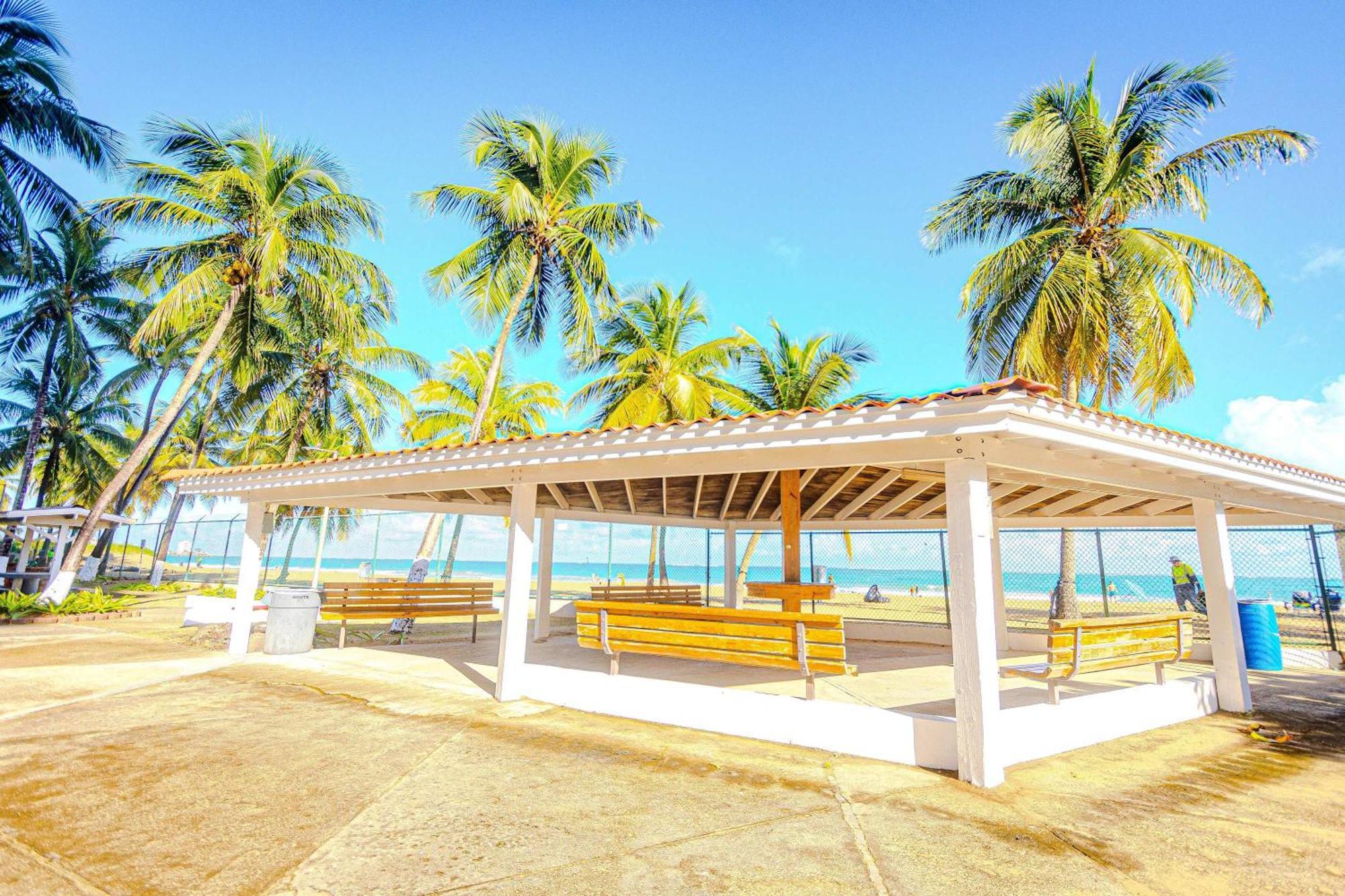 Sunset Paradise Cozy Beachfront Escape - Isla Verde Сан-Хуан Экстерьер фото