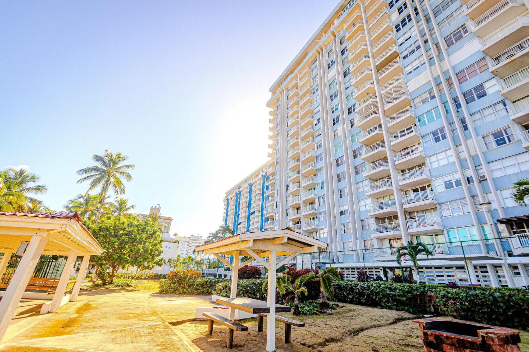 Sunset Paradise Cozy Beachfront Escape - Isla Verde Сан-Хуан Экстерьер фото