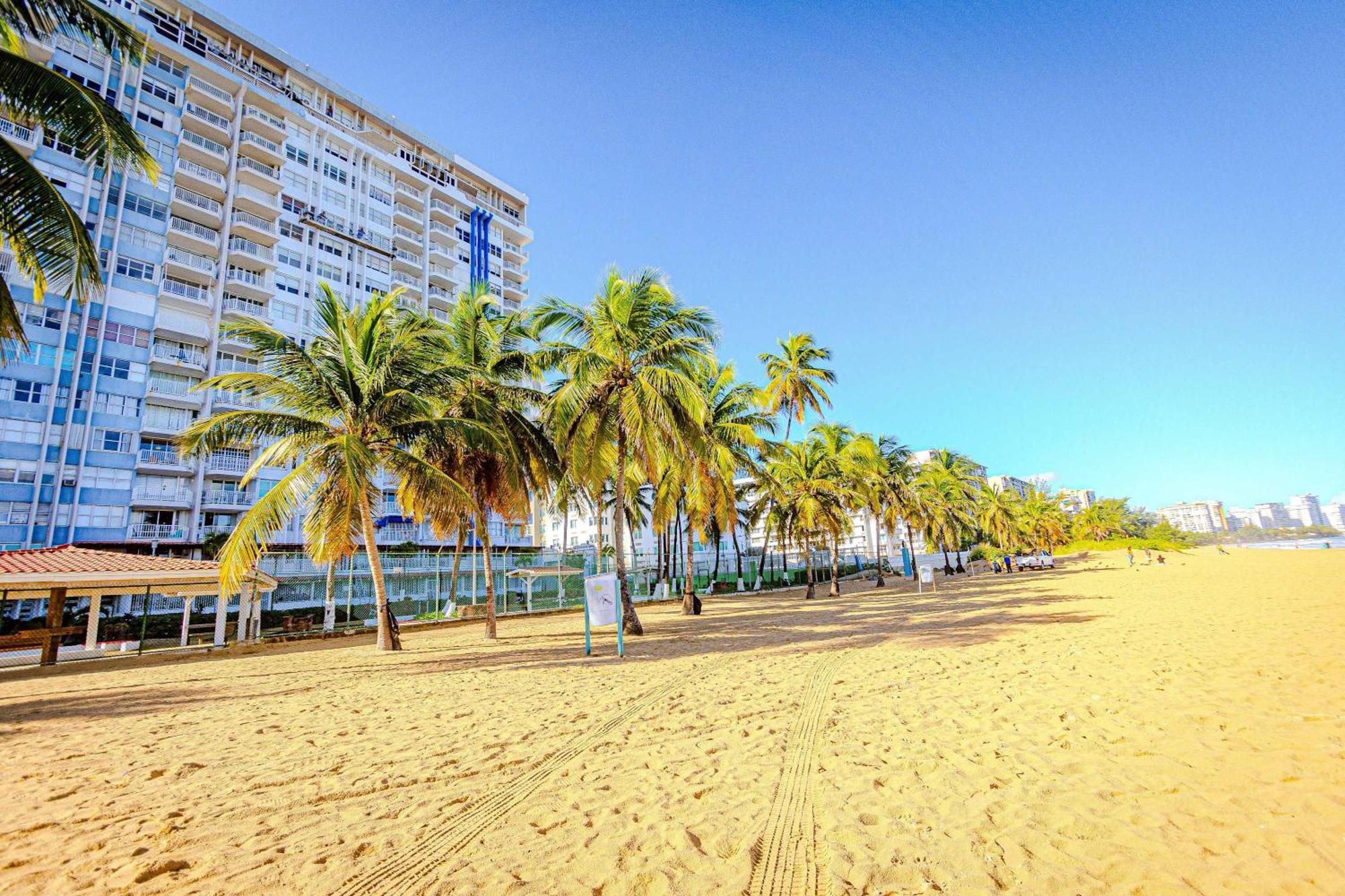 Sunset Paradise Cozy Beachfront Escape - Isla Verde Сан-Хуан Экстерьер фото